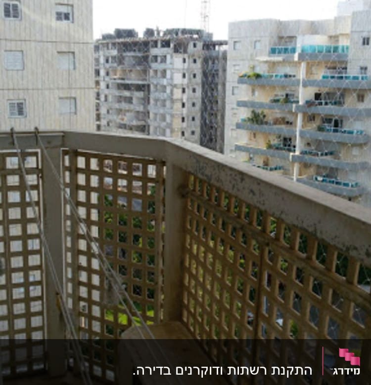 מרפסת עם רשת למניעת כניסת יונים